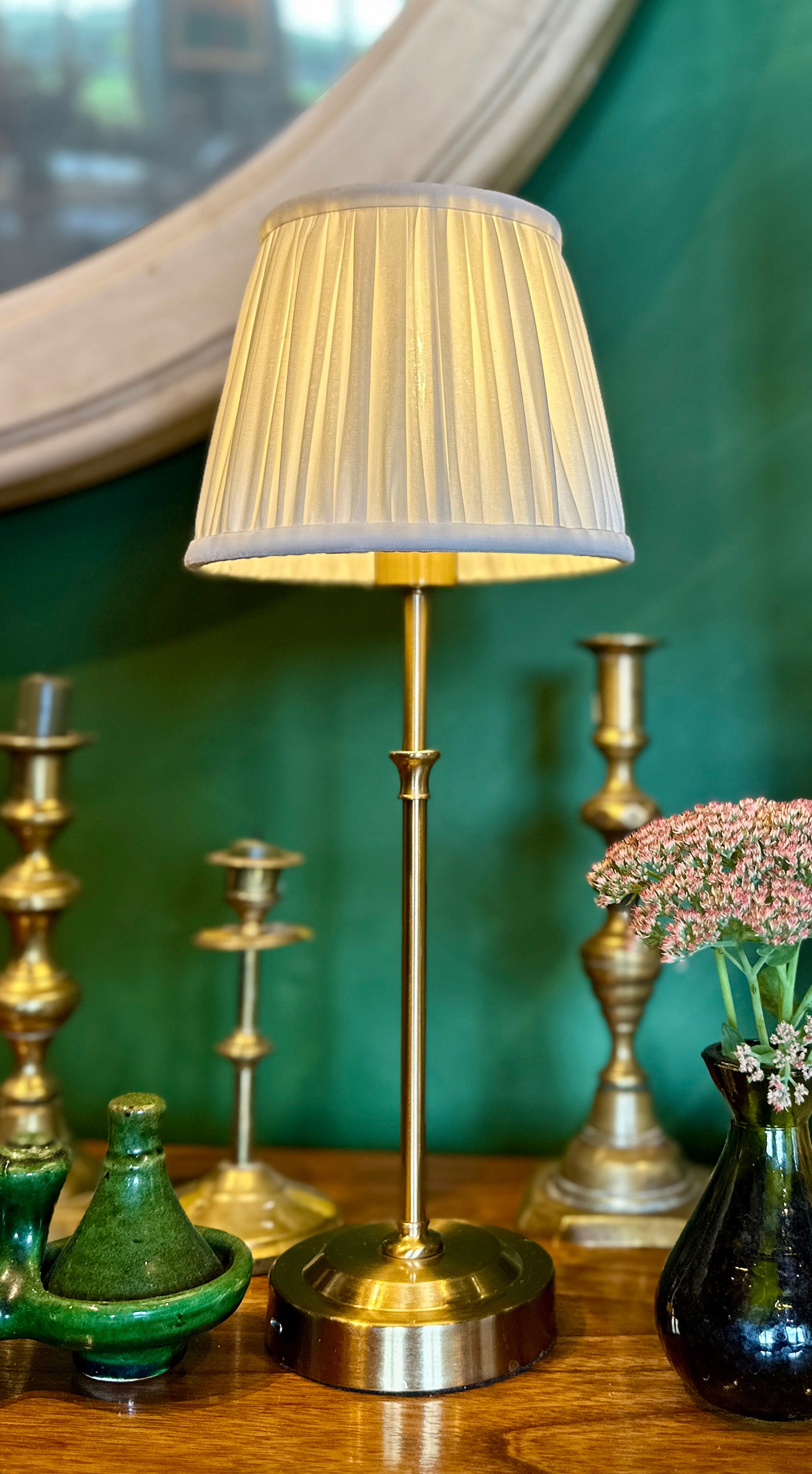 Abahna cordless bathroom lamp – luxury rechargeable brass lamp with pleated shade