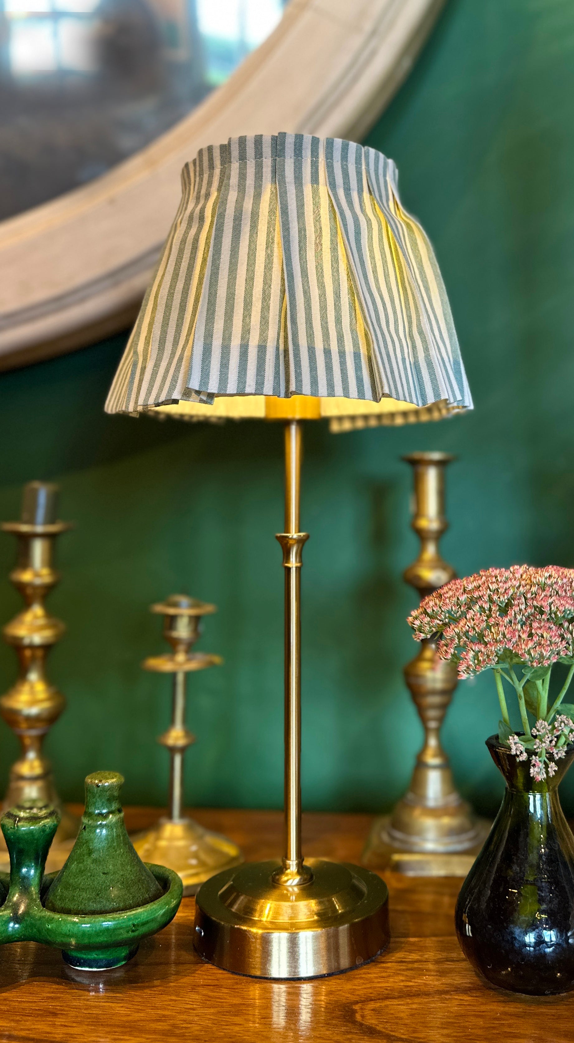 Portable bathroom lamp with pleated shade – ambient LED brass lighting